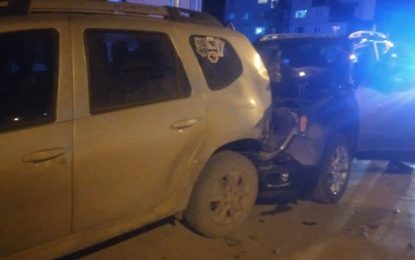 NO LO SALVO NI SU ESPOSA. CONDUCTOR PRESUMIBLEMENTE BORRACHO ROMPIÓ DOS VEHÍCULOS ESTACIONADOS, SE LA AGARRO CON LA POLICÍA,TERMINO ESPOSADO Y EN LA COMISARIA