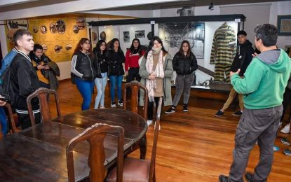 ESTUDIANTES DEL COLEGIO SABATO DE USHUAIA VISITARON PUEBLO VIEJO