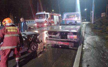 TREMENDO IMPACTO CONTRA UNA GRÚA ESTACIONADA, UNO DE LOS OCUPANTES TERMINO EN TERAPIA INTENSIVA