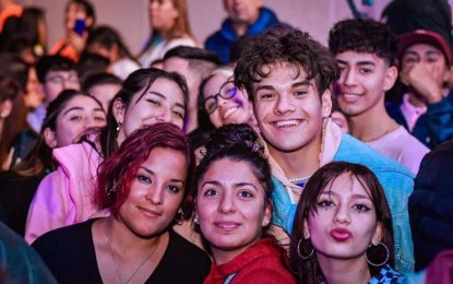 MAS DE 6 MIL VECINOS Y VECINAS BAILARON EN LA NOCHE DE CUMBIA Y MAS DE 49 MIL LO SIGUIERON DESDE INTERNET