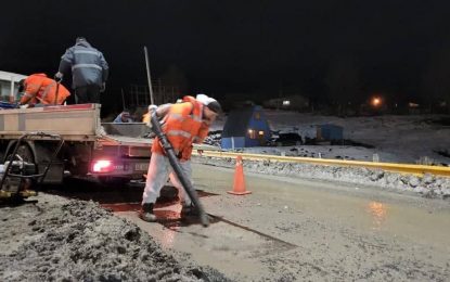 EN LA ROTONDA DE ANDORRA LA MUNICIPALIDAD REALIZA BACHEOS