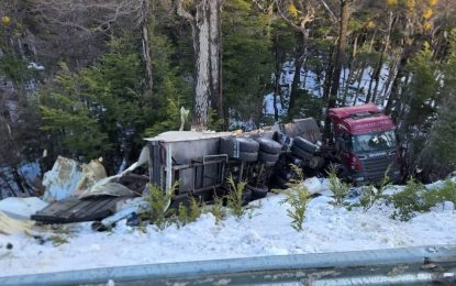 CAMIÓN SE DESABARRANCO CAYENDO 10 METROS PRODUCTO DEL HIELO