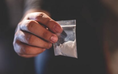 DETIENEN UNA MUJER CON COCAÍNA Y BUSCAN A UN HOMBRE QUE SE DIO A LA FUGA