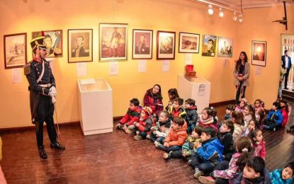 NIÑOS Y NIÑAS VISITARON LA MUESTRA SOBRE SAN MARTÍN EN LA CASA BEBAN