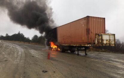 Se incendió un Semirremolque sobre la Ruta 3 en cercanías del puesto policial de Lago Escondido