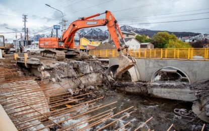 COMENZÓ LA DEMOLICIÓN DEL VIEJO PUENTE SOBRE EL ARROYO GRANDE
