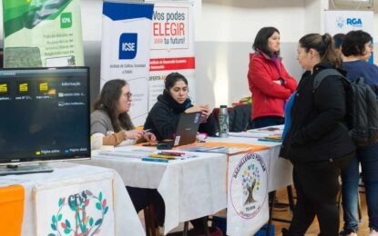 MAS DE 150 JÓVENES Y FAMILIAS DE TOLHUIN PASARON POR LA “EXPO CARRERAS Y OFICIOS”