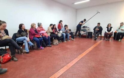 LA MUNICIPALIDAD DE USHUAIA ESTUVO PRESENTE EN LA PROYECCIÓN DEL DOCUMENTAL » LOS ONAS: LA VIDA Y MUERTE EN TIERRA DEL FUEGO