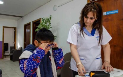 USHUAIA, SE REALIZO LA ENTREGA DE ANTEOJOS RECETADOS