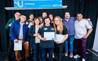 CIENTOS DE VECINOS Y VECINAS PARTICIPARON DEL DESFILE DE MODA DURANTE LA PRIMERA MUESTRA ANUAL DE GESTIÓN COMUNITARIA DE LA MUNICIPALIDAD DE USHUAIA