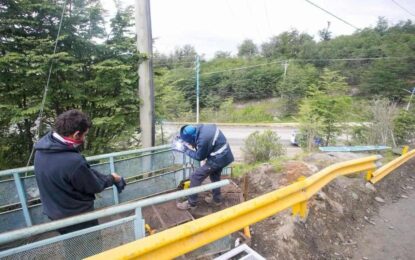 USHUAIA, PERSONAL MUNICIPAL CONSTRUYE UNA ESCALERA EN EL ACCESO AL BARRIO DOS BANDERAS Y SECTORES ALEDAÑOS