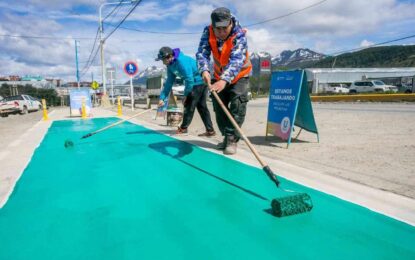 LA MUNICIPALIDAD DE USHUAIA REALIZA TRABAJOS DE PINTURA HORIZONTAL EN LA BICISENDA ‘PENSAR MALVINAS’