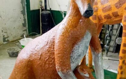 OSVALDO, EL RESTAURADOR DE LAS ESCULTURAS DE LOS ANIMALES DE LA PLAZA