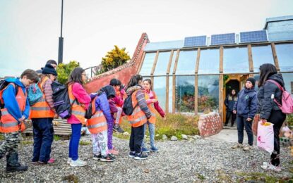 NIÑOS Y NIÑAS QUE ASISTEN A LA COLONIA MUNICIPAL DE VERANO VISITARON LA RESERVA NATURAL BAHÍA ENCERRADA