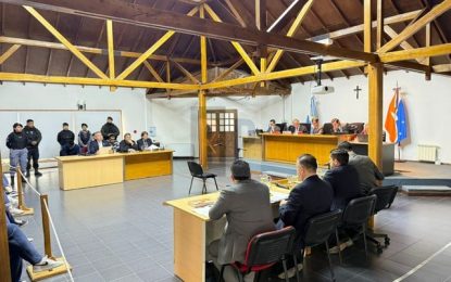 Dos de los tres imputados reconocieron arrojar “bombas molotov” al vehículo de una mujer a la que acusaban de estafas
