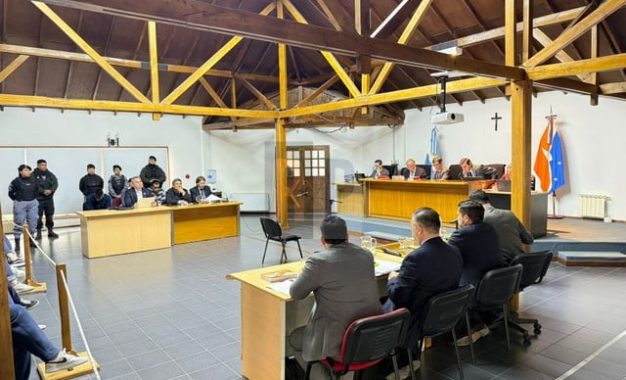 Dos de los tres imputados reconocieron arrojar “bombas molotov” al vehículo de una mujer a la que acusaban de estafas