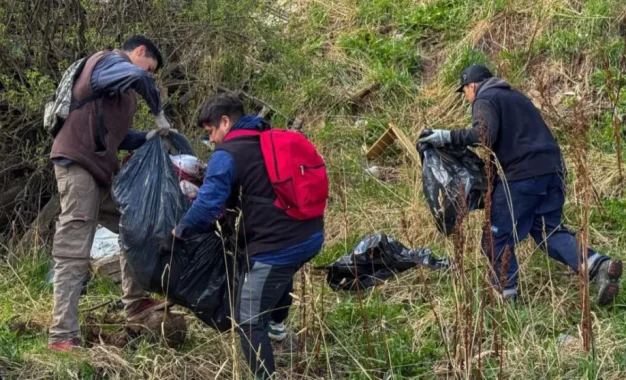 Personal del Municipio de Ushuaia realizó trabajos de limpieza en el Sendero de los Presos