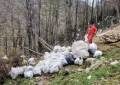 Trabajan en la limpieza de un sector aledaño al relleno sanitario de Ushuaia