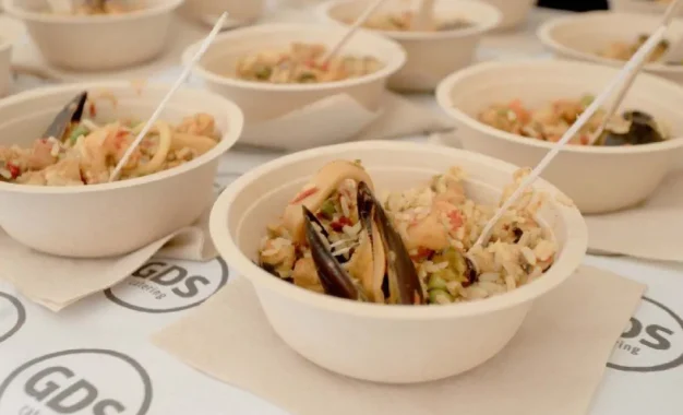 Un equipo de más de cien profesionales de Gastronomía del Sur cocinó la tradicional paella para 15 mil personas